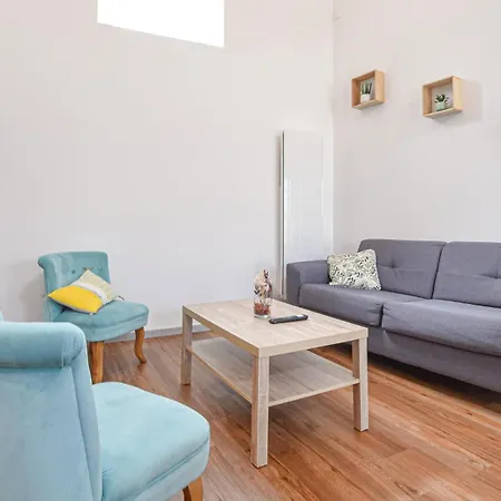 Cozy Home In Creances With Wifi 펜션 *