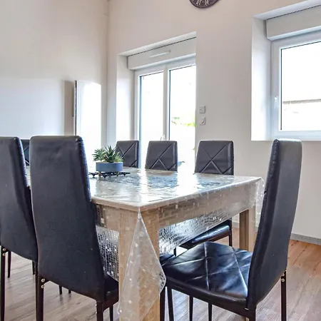 Сasa de vacaciones Cozy Home In Creances With Wifi *