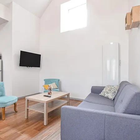 Сasa de vacaciones Cozy Home In Creances With Wifi Créances