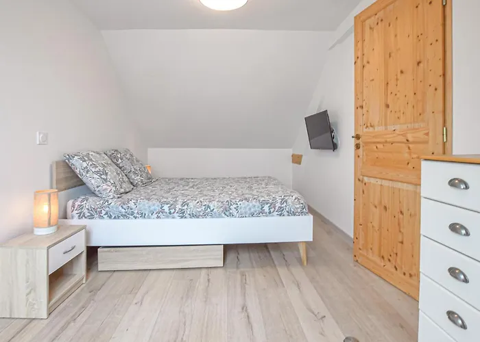 Semesterbostad 3 Bedroom Stunning In Créances