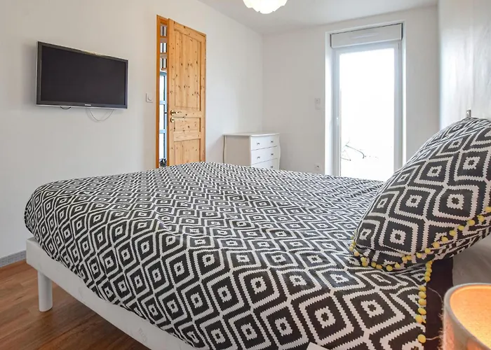 3 Bedroom Stunning In Semesterbostad Créances